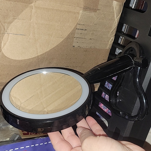 Conair mirror with battery - Picture 2 of 6